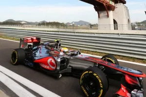 Hamilton logra el mejor tiempo, con Alonso segundo
