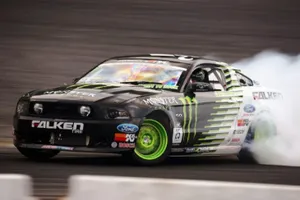 Rodaje de un Ford Mustang a base drifting y adrenalina