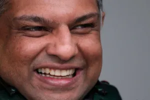 Oficial: Tony Fernandes deja de ser jefe de equipo