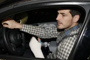 Iker Casillas se libra de la multa tras conducir con una mano escayolada