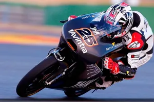 Pol Espargaró y Maverick Viñales se van de Valencia con los mejores tiempos