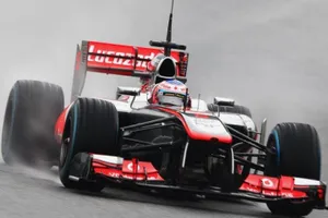 Jenson Button, primero tras secarse la pista