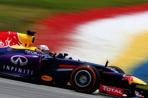 Vettel conquista la pole en un húmedo Sepang