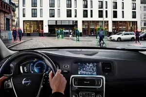 Volvo presenta un sistema de detección de ciclistas con frenada automática