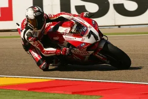 Aragon Motorland: Carlos Checa sigue domando la nueva Ducati Panigale