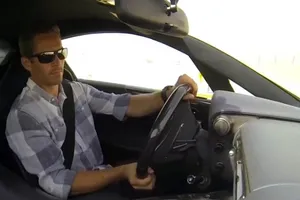 El actor Paul Walker al volante de un Lexus LFA en circuito