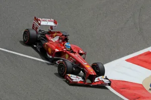 Alonso, el más rápido en mojado y en seco