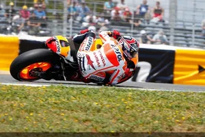 Victoria de Dani Pedrosa y Márquez gana a los campeones