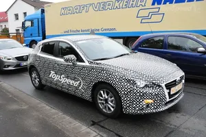 Mazda 3 2014, cazado por los fotógrafos espía por fuera y por dentro