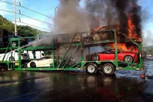 Superdeportivos y coches de lujo destrozados al arder el camión que los transportaba
