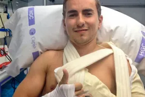 Jorge Lorenzo, operado de la clavícula con éxito en Barcelona después de dos horas en el quirófano