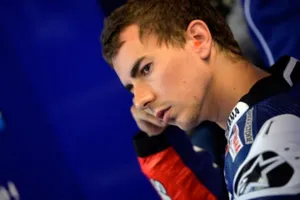 Jorge Lorenzo se rompe la clavícula y no podrá correr en Assen