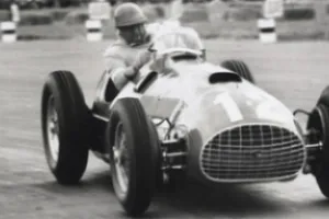 El primer piloto en ganar con Ferrari fallece a los 90 años