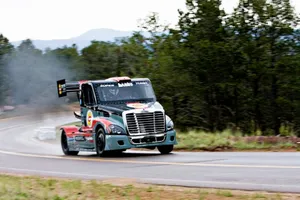 Así sube Pikes Peak un gigante de 2.400 CV