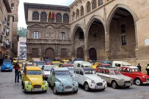 La concentración del Citroën 2CV en Alcañiz hace historia