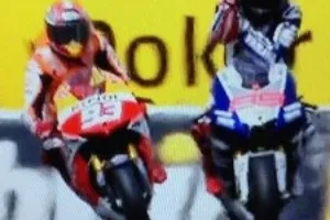 Jorge Lorenzo hace un corte de mangas tras vencer a Márquez