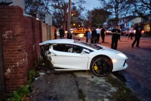 Un Lamborghini Aventador, partido en dos y completamente destrozado