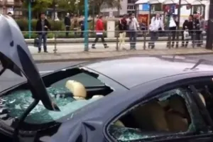 Un BMW M6, destrozado a golpes por su propietario en Frankfurt como protesta