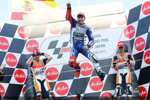 Lorenzo gana en la casa de Honda y el mundial se decide en Valencia