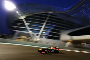 Vettel eclipsa a todos en Yas Marina