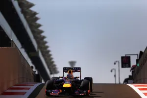 Vettel vuelve a avasallar en los libres de Yas Marina