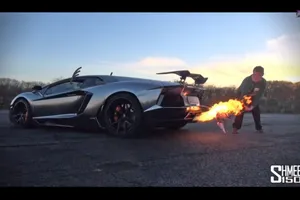 El Lamborghini Aventador se encarga de la cena de Navidad