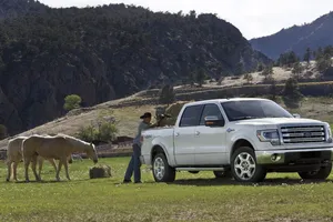 Estados Unidos - Noviembre 2013: Los pick-up de Ford y Chevrolet siguen líderes