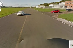 The Stig se encuentra con el coche de Google Street View en el circuito de Top Gear