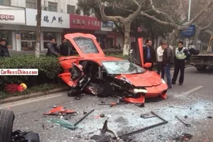 Un Lamborghini Aventador pulverizado tras chocar con un autobús