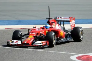 Fernando Alonso segundo en el doblete de Sergio Pérez en Sakhir