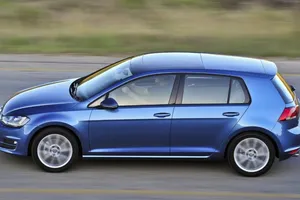 España - Enero 2014: El Volkswagen Golf le arrebata el primer puesto al Dacia Sandero