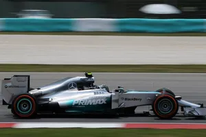 Rosberg y Hamilton dominan con contundencia en los últimos libres