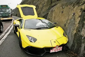 Un Lamborghini Aventador LP720-4 50 Anniversario sufre un accidente en Hong Kong