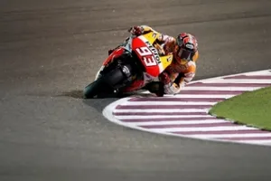 Marc Márquez le gana la batalla a un gran Valentino Rossi