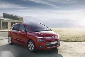 Francia - Febrero 2014: El Citroën C4 Picasso acecha el podio