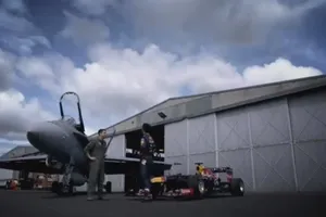 El Red Bull F1 de Ricciardo, cara a cara contra un F/A-18 Hornet