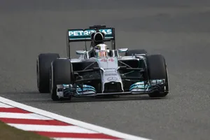 Hamilton machaca a sus rivales con la pole en Shanghai