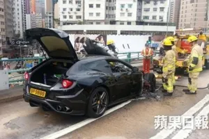 Un Ferrari FF envuelto en una bola de fuego