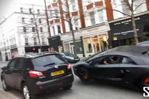 Un Lamborghini Aventador vuela tras chocar con un Mazda2