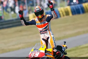 Marc Márquez gana 5 de 5 tras remontar desde la décima posición