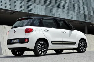 Italia - Abril 2014: El Fiat 500L se mantiene firme