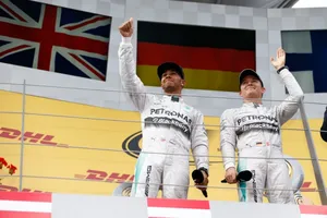 Rosberg y Hamilton dan una nueva lección magistral