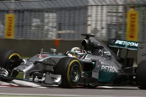 Hamilton rompe la baraja en los últimos libres