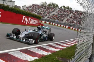 Rosberg le arrebata la pole a Hamilton