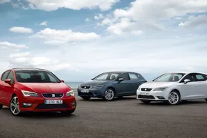 Alemania - Mayo 2014: Seat León y Opel Astra brillan con luz propia