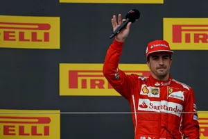 Alonso y Raikkonen rebajan la euforia en Ferrari