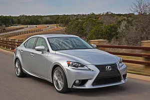 Lexus actualiza ligeramente el Lexus IS 2015