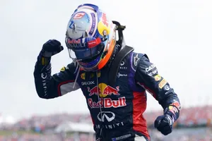 Ricciardo se lleva la victoria más caótica del año