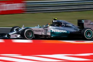 Rosberg conquista su sexta pole del año entre el caos