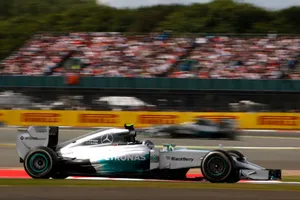 Rosberg y Hamilton también dominan sin el sistema FRIC
